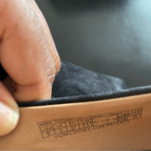 Women's Vionic Minnie Kitten Heel Shoe Black Tortoise Suede Sz 6 - Picture 3 of 11